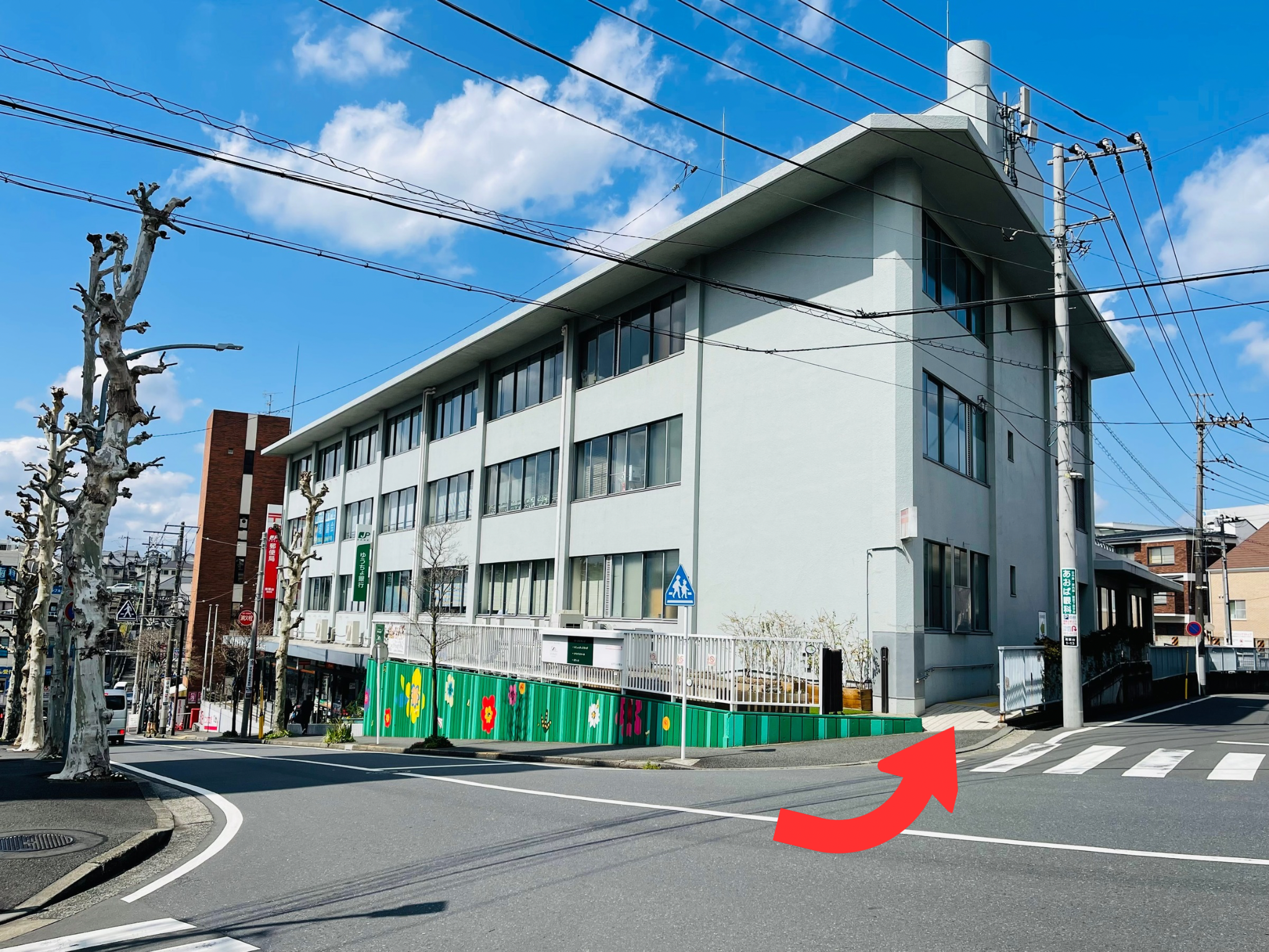 青葉台駅からの道順 ステップ6:坂を上がりスロープを進む